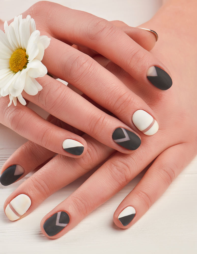 Uñas pastel minimal con acabado fino en un centro de uñas en Sevilla