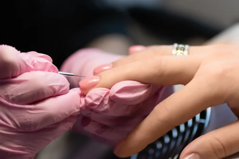 Gel en uñas: sellado del borde y revisión final