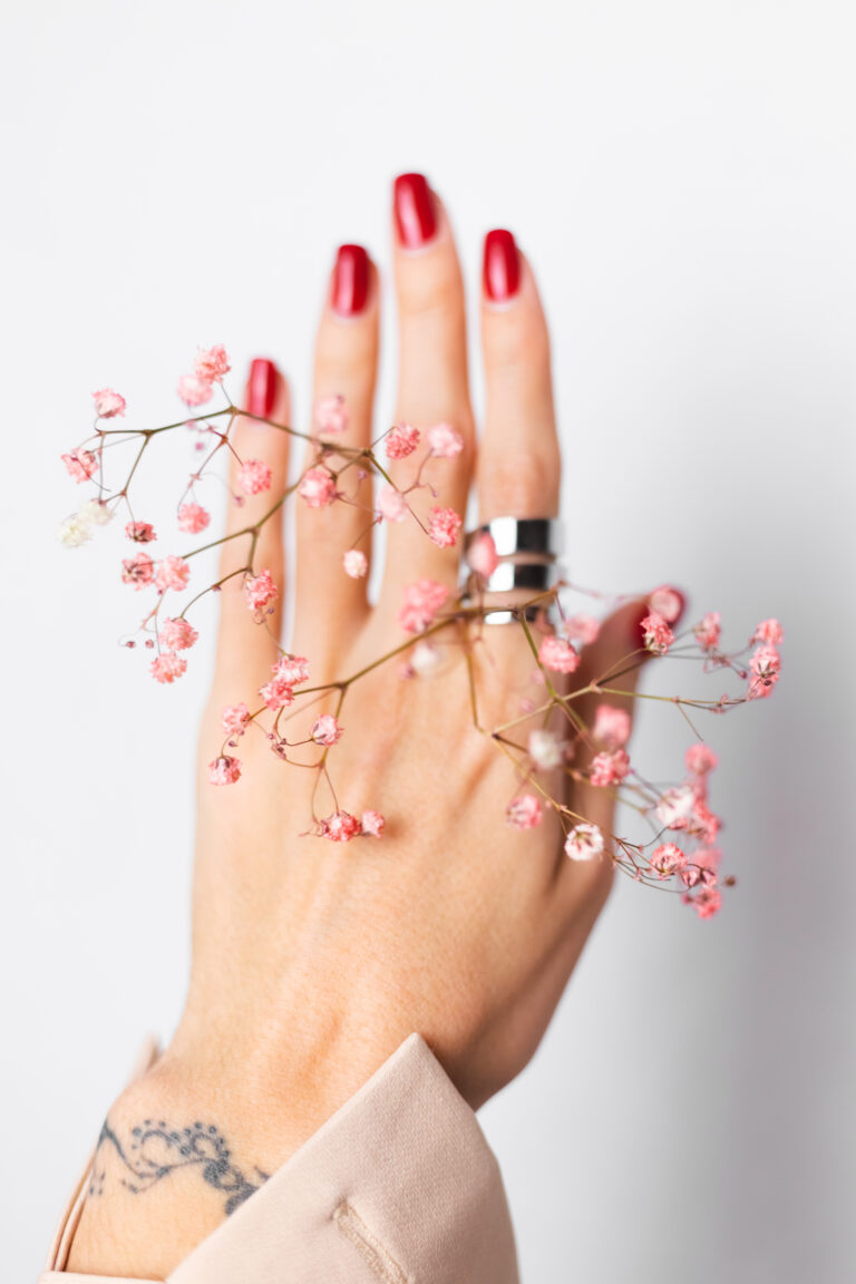 Manicura con forma equilibrada y sellado final en Sevilla