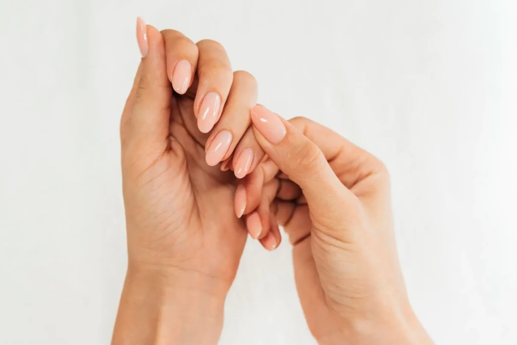 Manicura francesa de gel con línea definida y acabado fino
