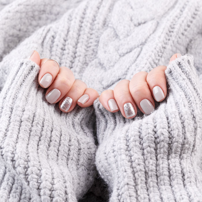 Manicura francesa semipermanente con línea definida y elegante
