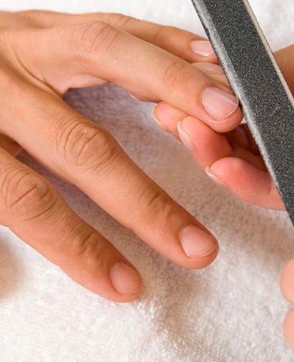 Pintauñas para hombres en estilo discreto aplicado con acabado limpio