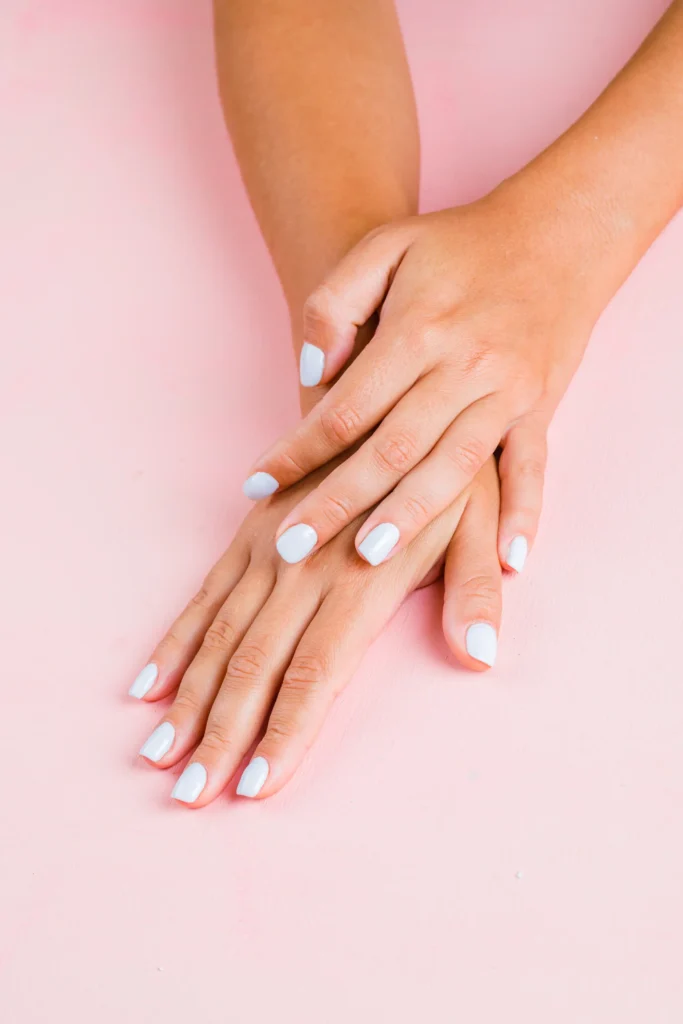 Uñas con gel en acabado natural discreto y uniforme