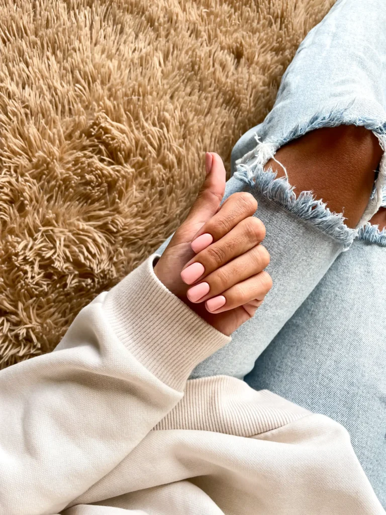 Uñas de gel en Sevilla con acabado fino y brillo uniforme en mano